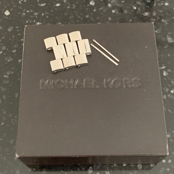 Michael Kors Oversized Runway Watch - Picture 5 of 5